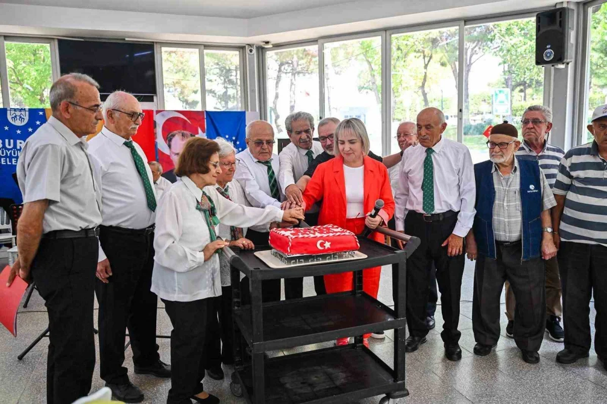 Bursa'da huzurevi sakinleri 30 Ağustos Zafer Bayramı'nı kutladı