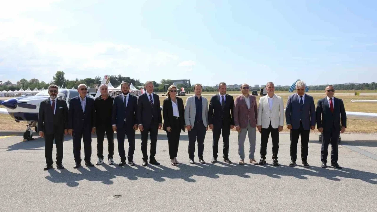 Bursa'da 30 Ağustos coşkusu Yunuseli Havalimanı'nda yaşandı