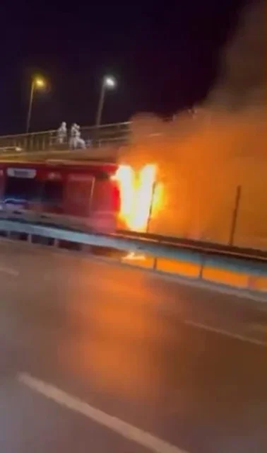 Kağıthane'de metrobüs motor kısmında yangın çıktı, yolcular tahliye edildi
