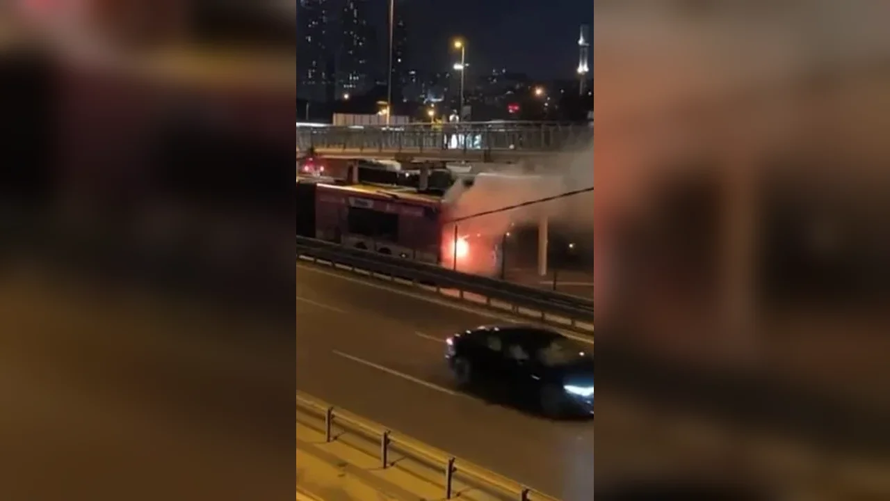 Kağıthane'de metrobüs motor kısmında yangın çıktı, yolcular tahliye edildi