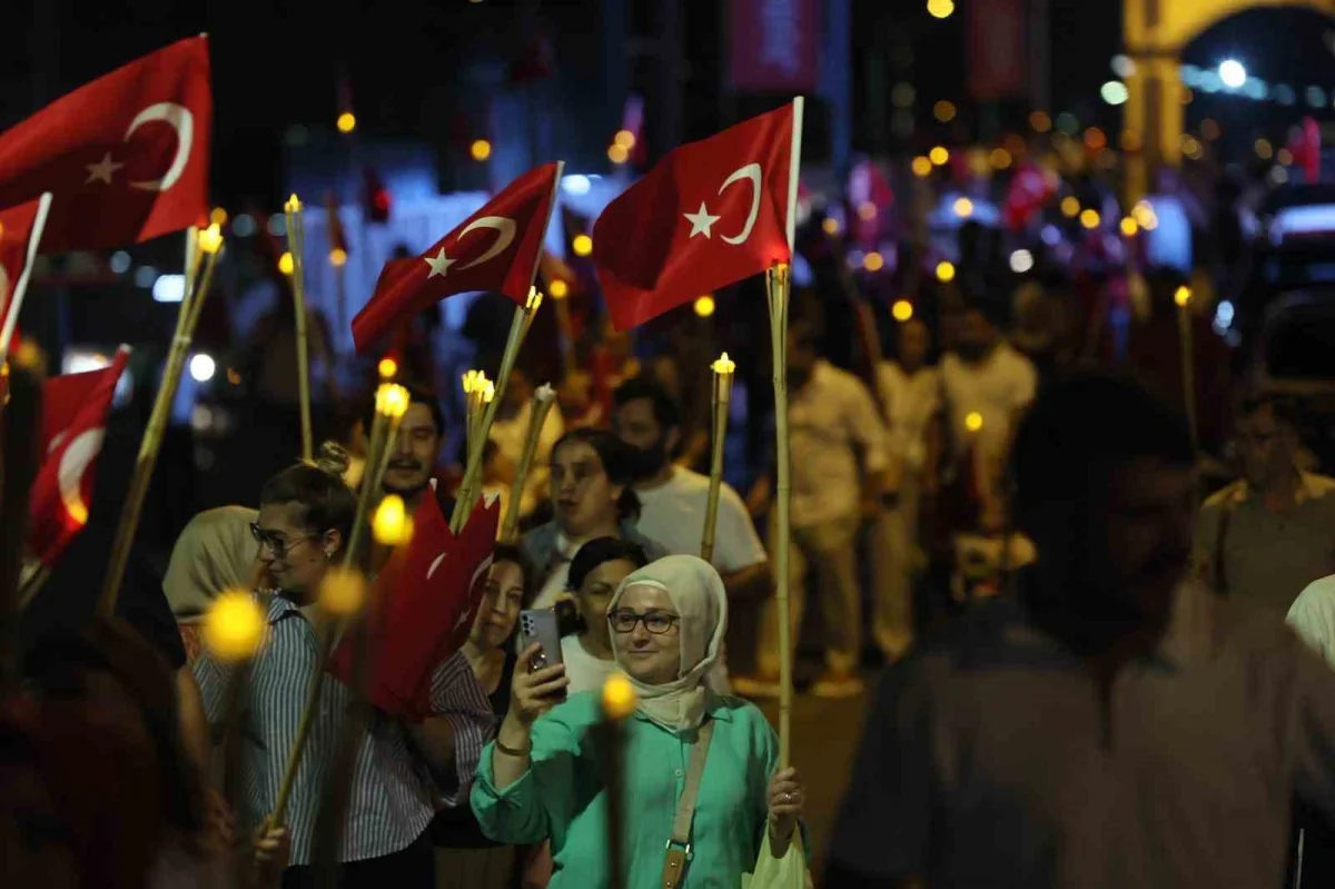 İzmit'te Zafer Bayramı fener alayıyla kutlandı