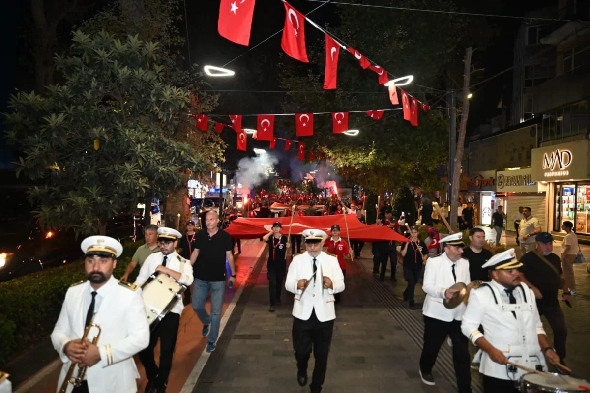 İzmit'te Zafer Bayramı fener alayıyla kutlandı