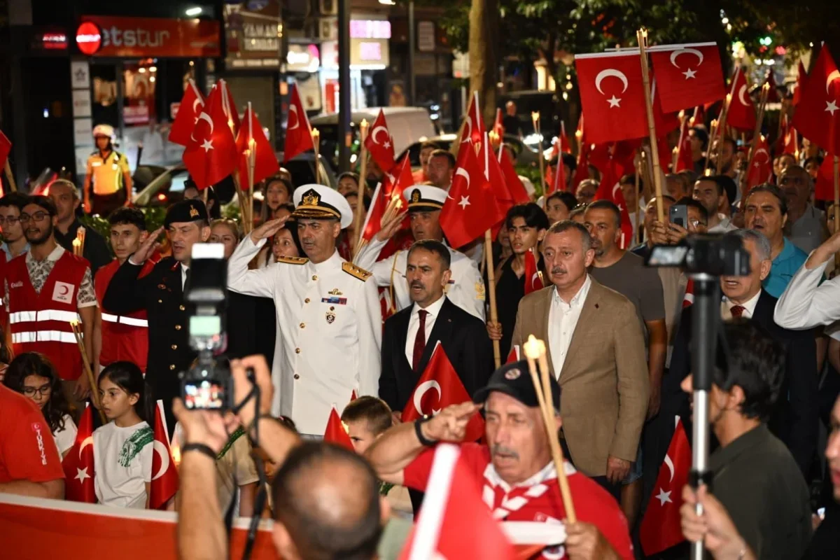 İzmit'te Zafer Bayramı fener alayıyla kutlandı