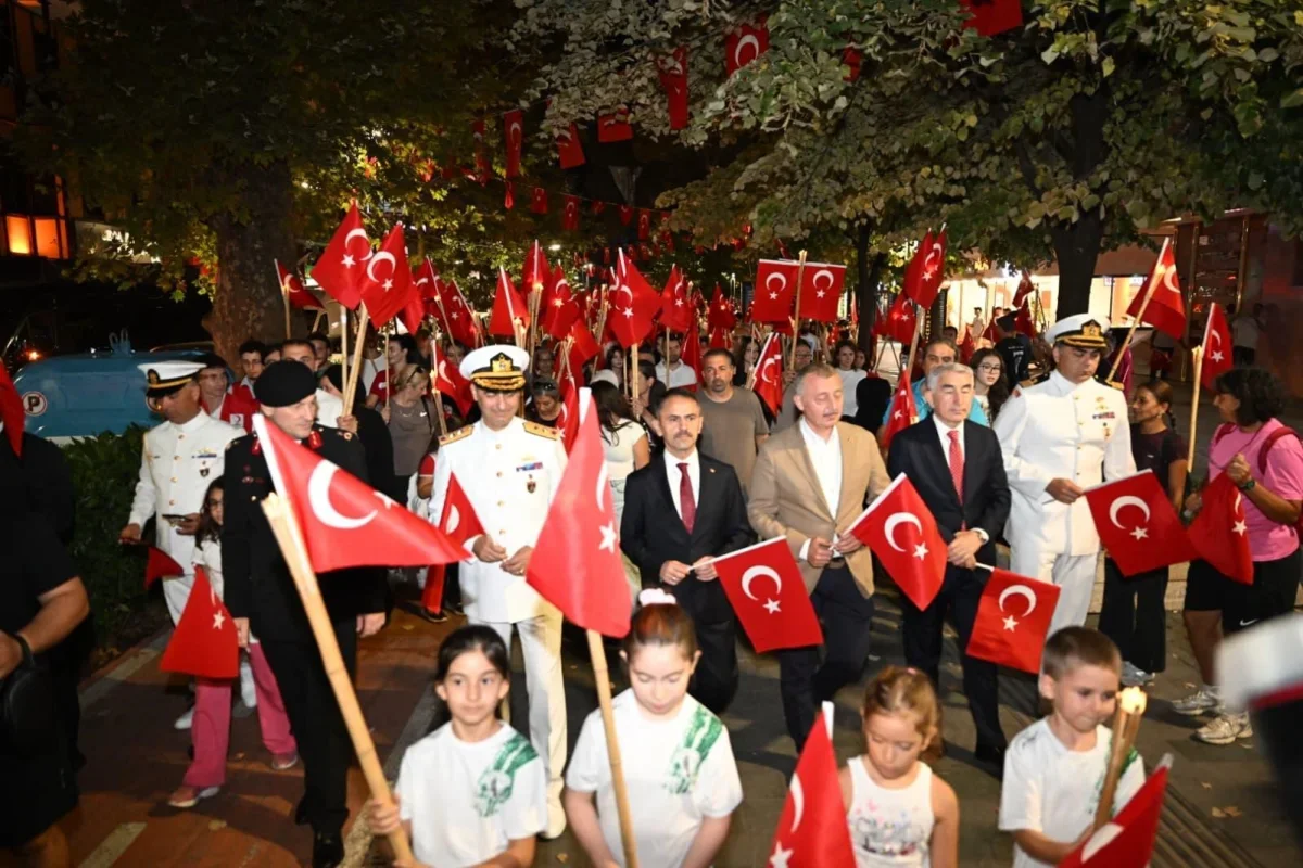 İzmit'te Zafer Bayramı fener alayıyla kutlandı