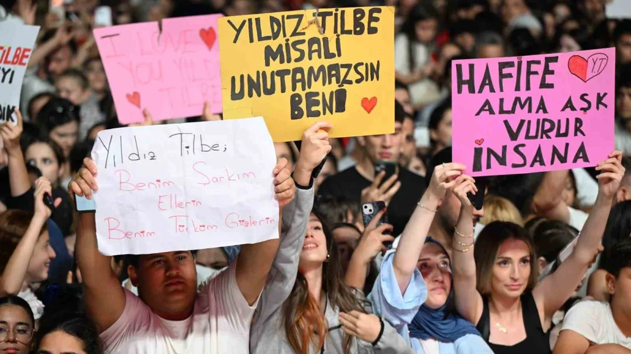 Gaziosmanpaşa'da Yıldız Tilbe konserinde 200 bin kişi marşı okudu