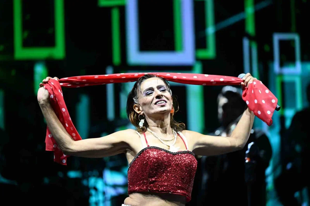 Gaziosmanpaşa'da Yıldız Tilbe konserinde 200 bin kişi marşı okudu