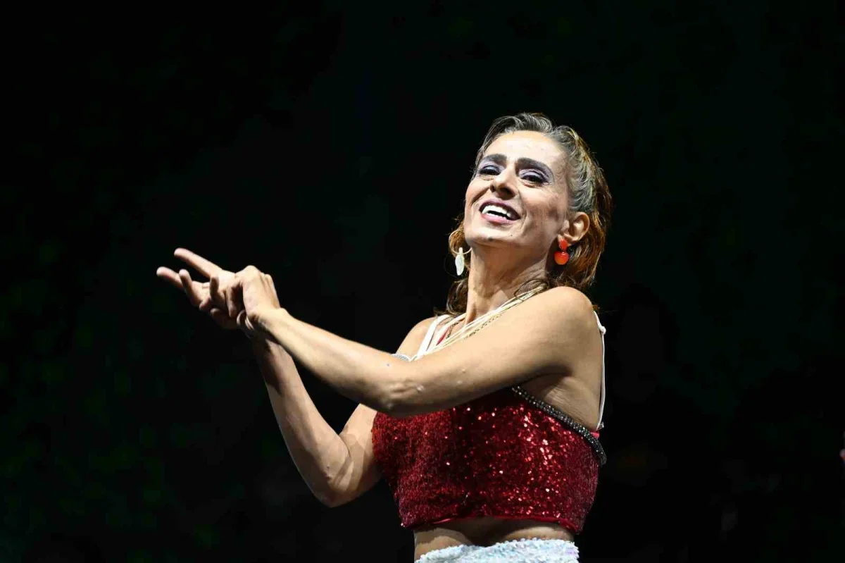 Gaziosmanpaşa'da Yıldız Tilbe konserinde 200 bin kişi marşı okudu