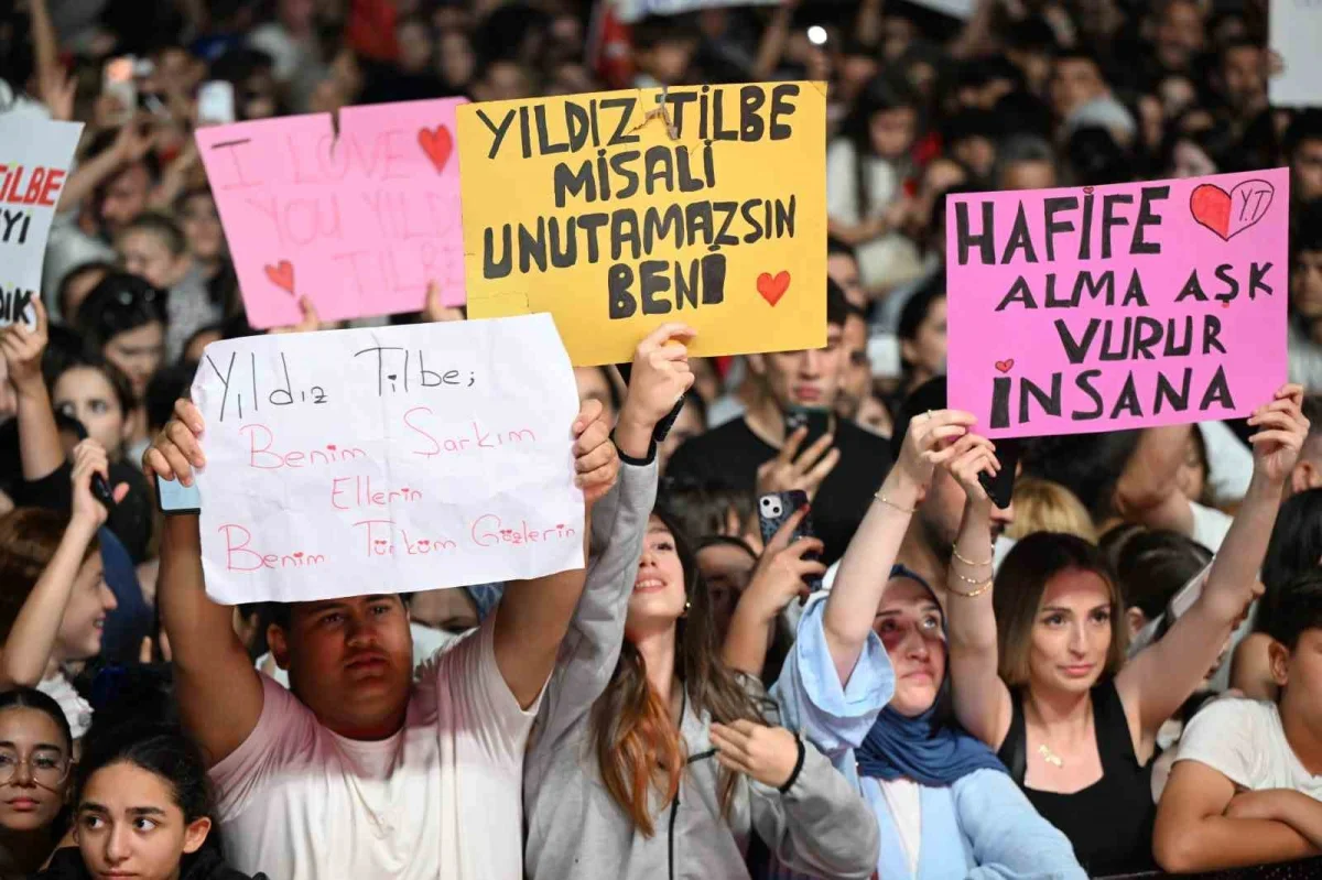 Gaziosmanpaşa'da Yıldız Tilbe konserinde 200 bin kişi marşı okudu