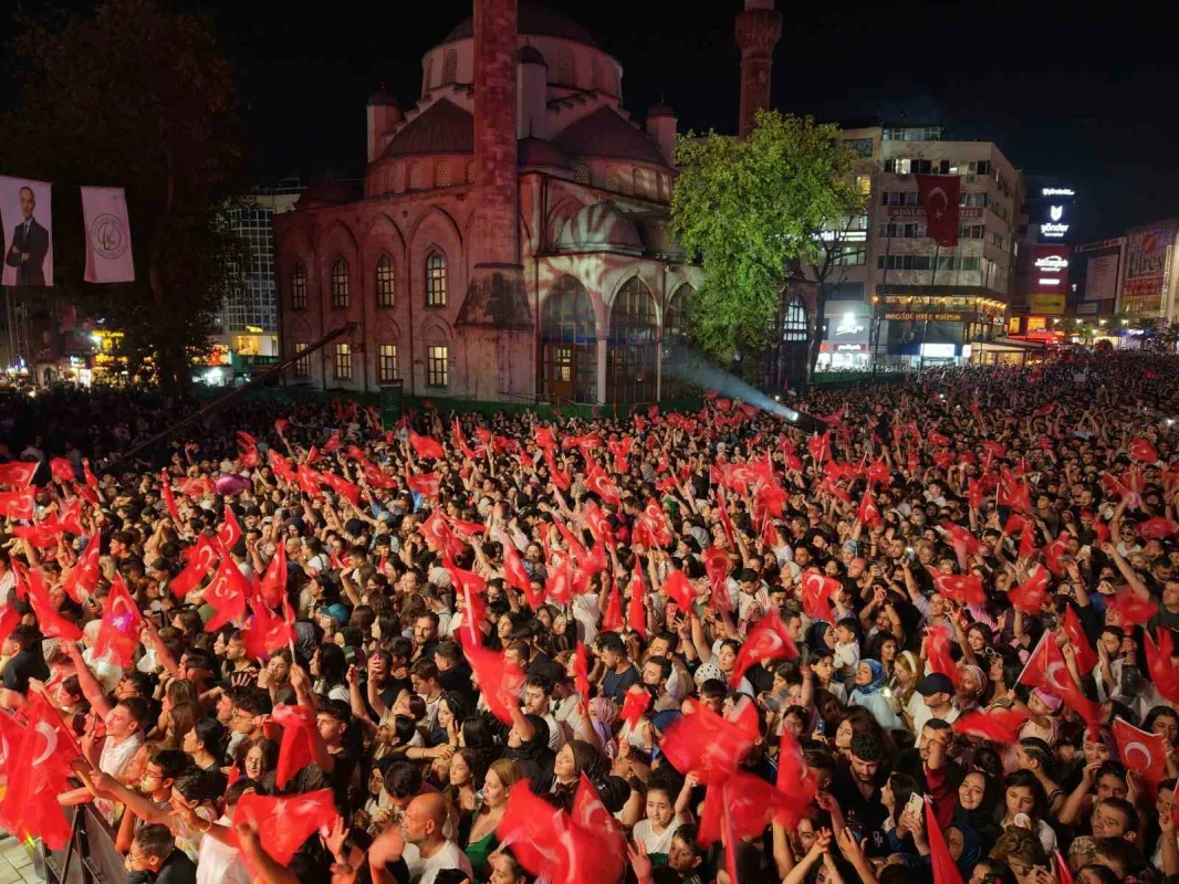 Gaziosmanpaşa'da Yıldız Tilbe konserinde 200 bin kişi marşı okudu