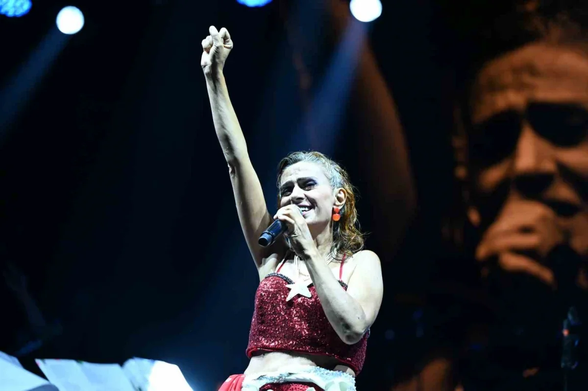 Gaziosmanpaşa'da Yıldız Tilbe konserinde 200 bin kişi marşı okudu