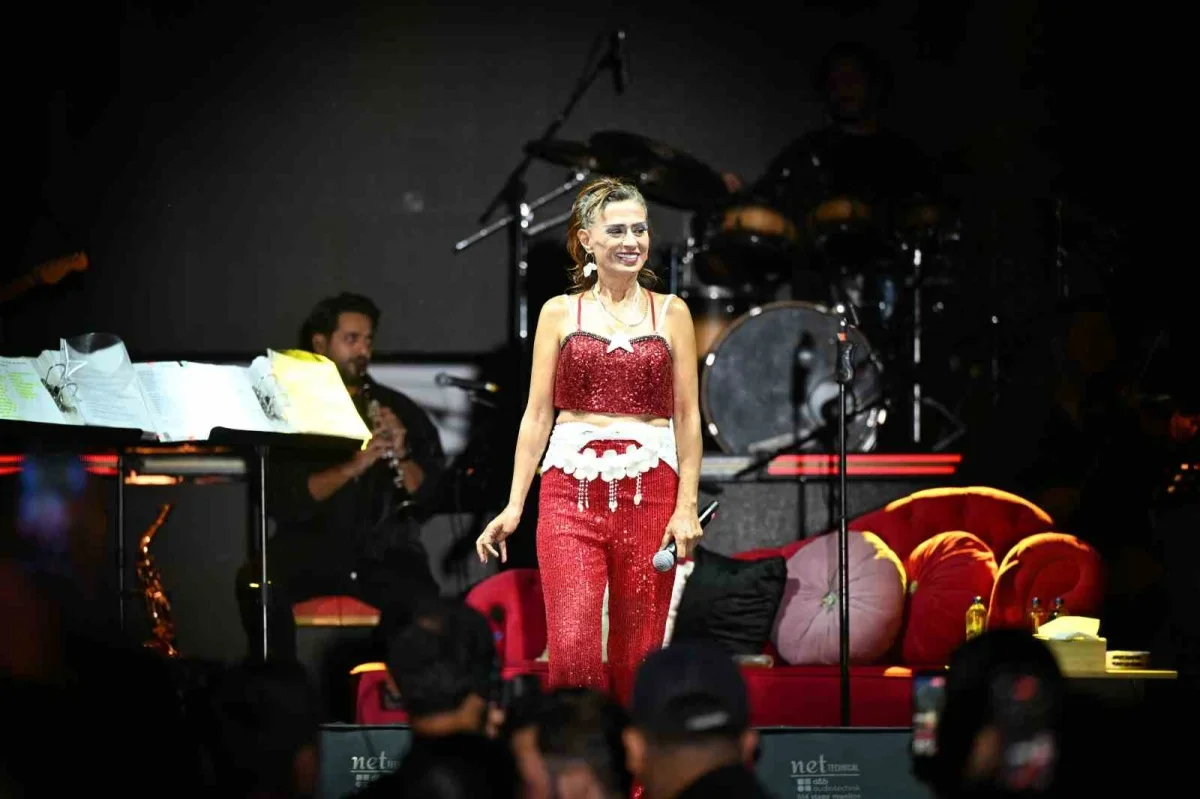 Gaziosmanpaşa'da Yıldız Tilbe konserinde 200 bin kişi marşı okudu