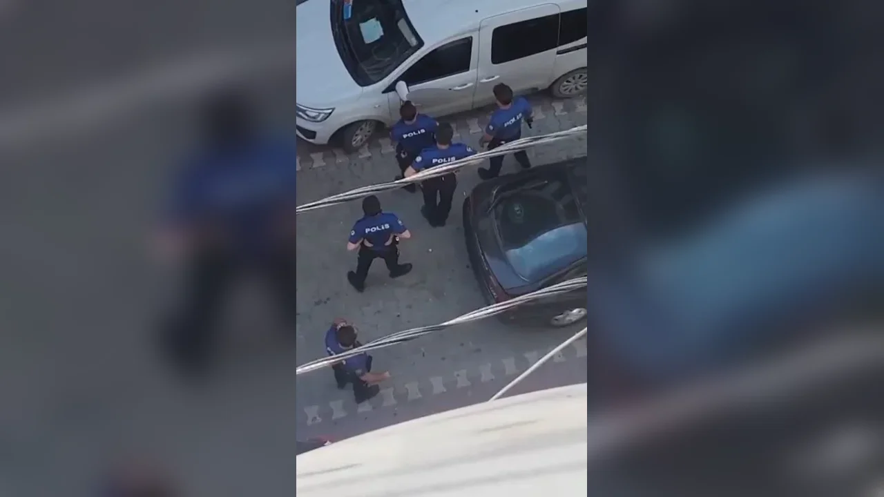 Esenyurt'ta bıçaklı şahıs çevredekileri tehdit edip gözaltına alındı