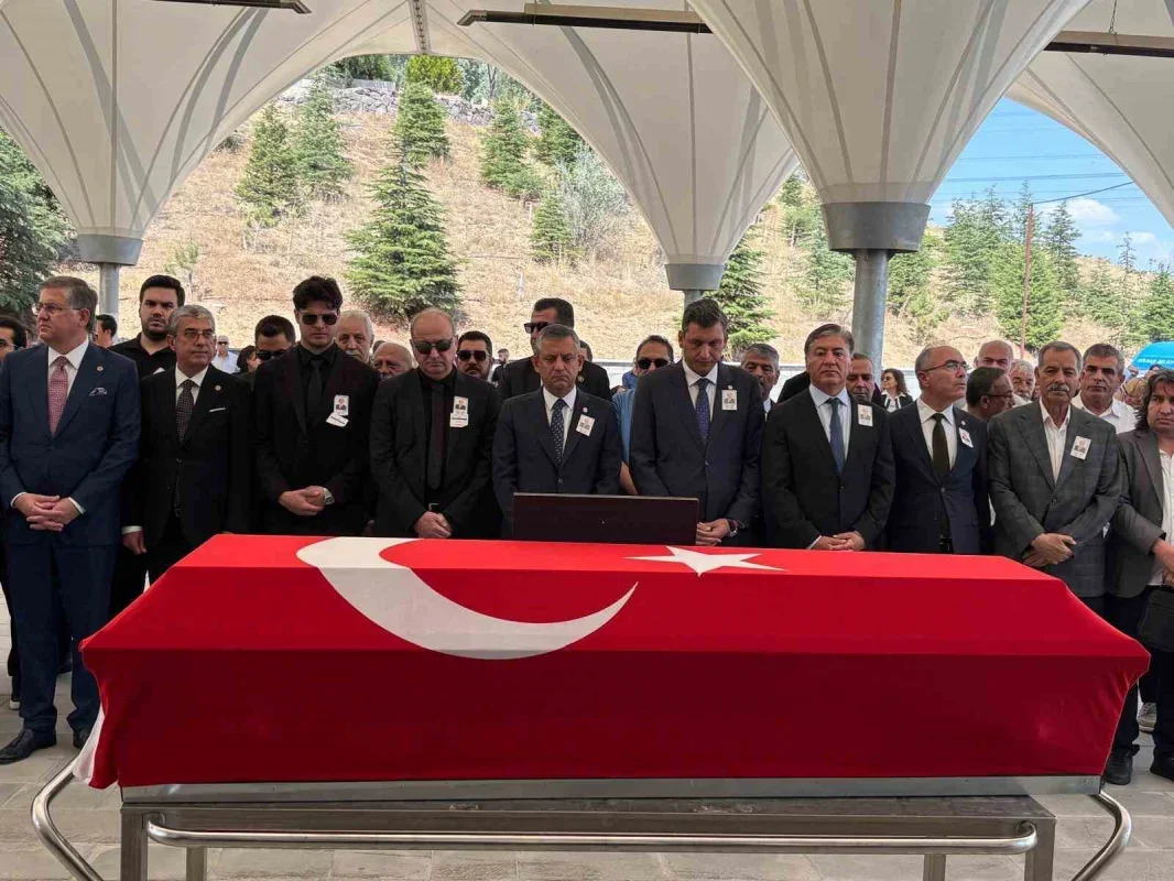 Eski CHP Kocaeli Milletvekili Mehmet Cevdet Selvi toprağa verildi