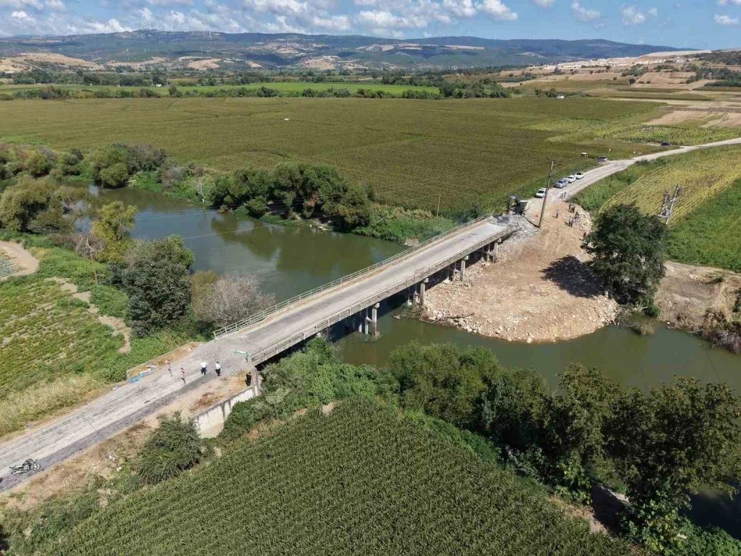 Bursa Büyükşehir Belediyesi Karacabey'de yeni köprü yapıyor