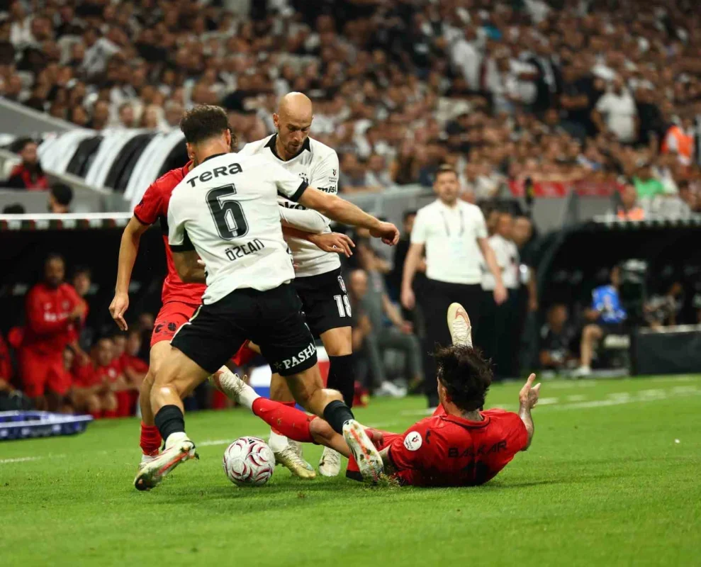 Beşiktaş ilk yarıda Çorum FK karşısında 2-0 önde