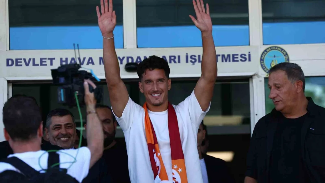 Galatasaray'ın yeni transferi Deniz Gül İstanbul'a geldi