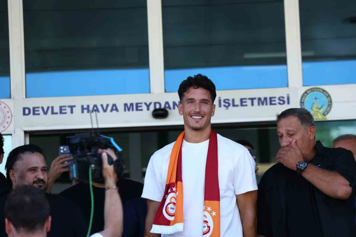 Galatasaray'ın yeni transferi Deniz Gül İstanbul'a geldi
