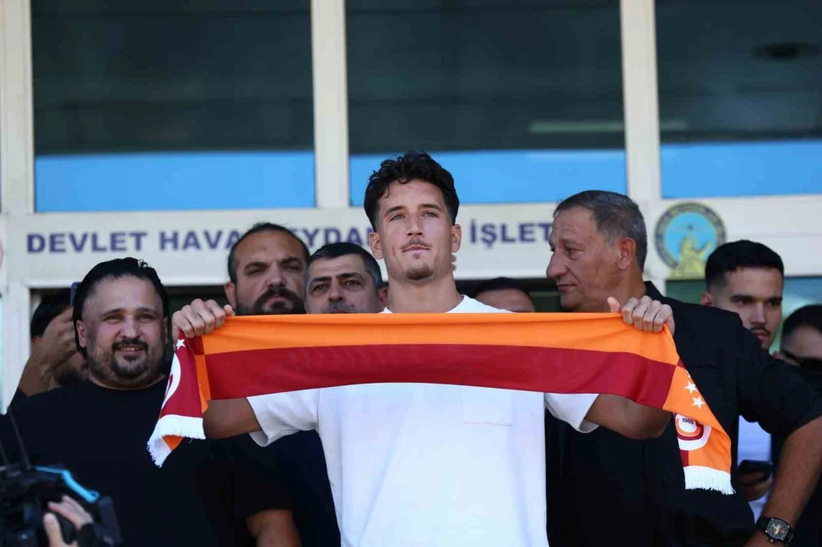 Galatasaray'ın yeni transferi Deniz Gül İstanbul'a geldi