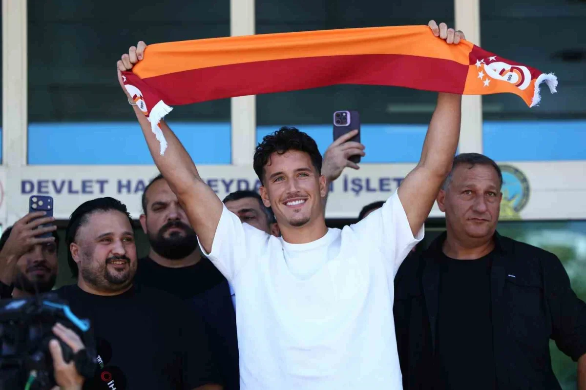 Galatasaray'ın yeni transferi Deniz Gül İstanbul'a geldi