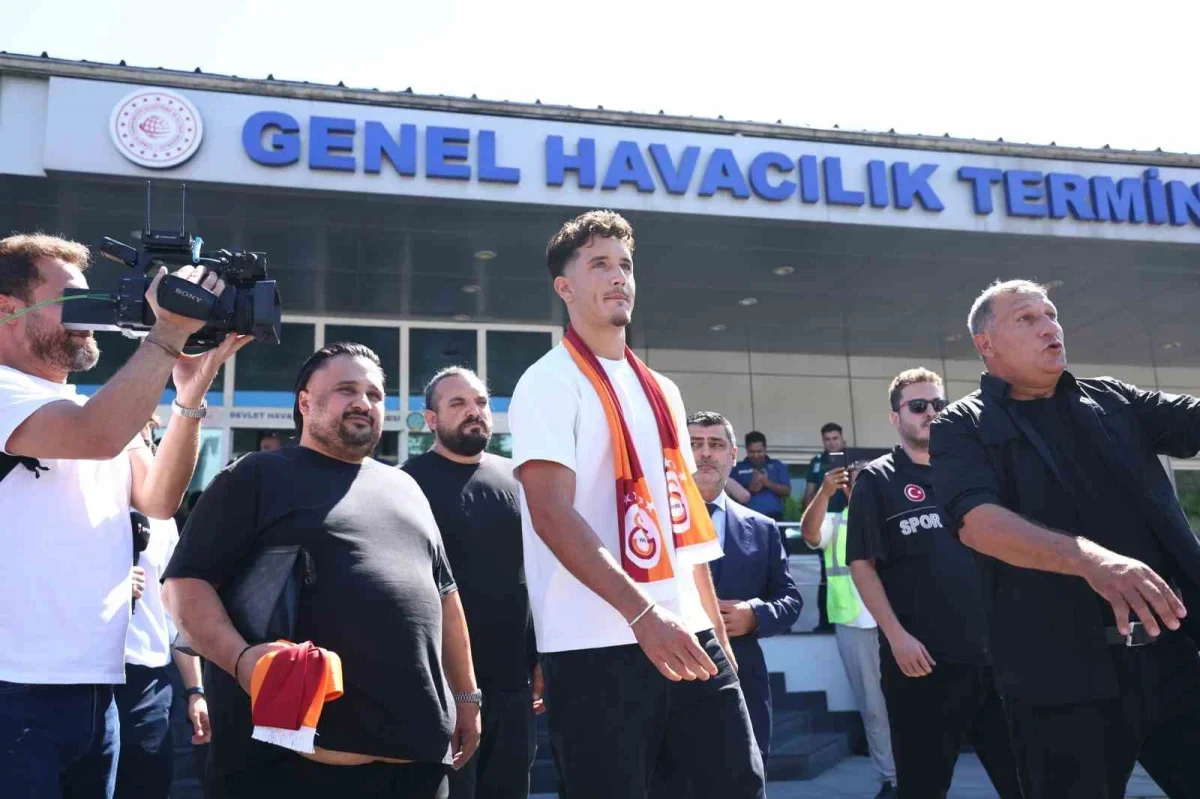 Galatasaray'ın yeni transferi Deniz Gül İstanbul'a geldi