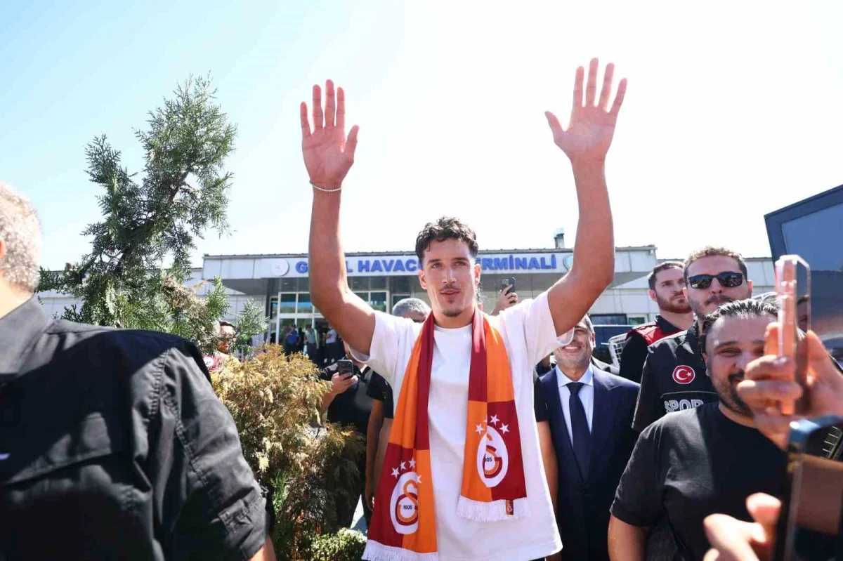 Galatasaray'ın yeni transferi Deniz Gül İstanbul'a geldi