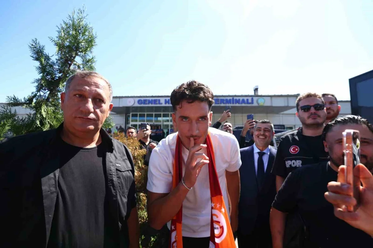 Galatasaray'ın yeni transferi Deniz Gül İstanbul'a geldi