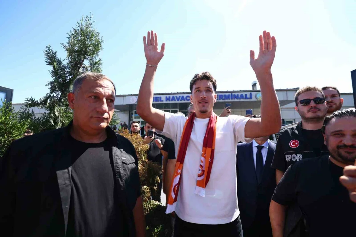 Galatasaray'ın yeni transferi Deniz Gül İstanbul'a geldi