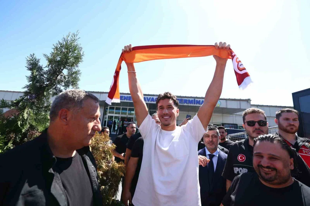 Galatasaray'ın yeni transferi Deniz Gül İstanbul'a geldi
