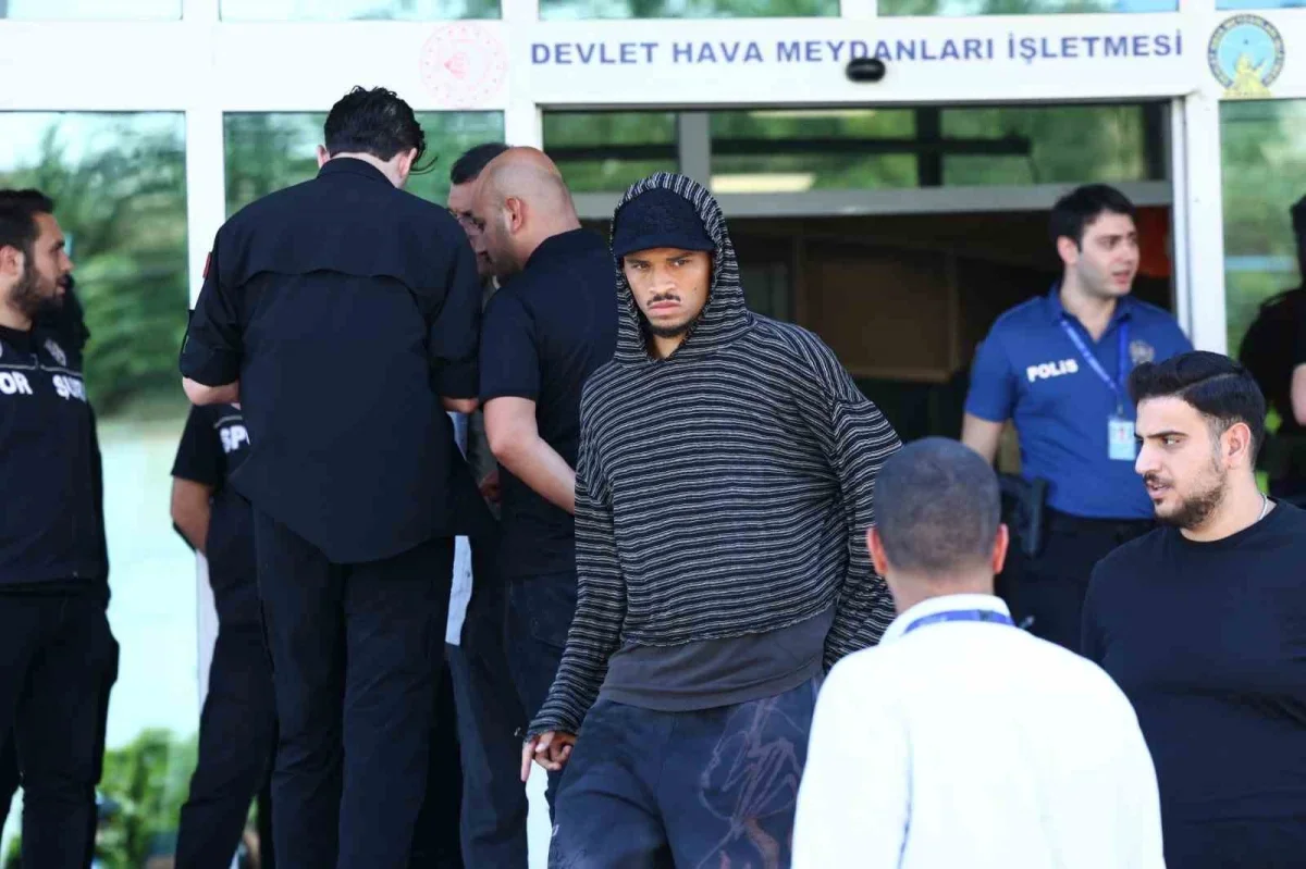 Galatasaray'ın yeni transferi Deniz Gül İstanbul'a geldi
