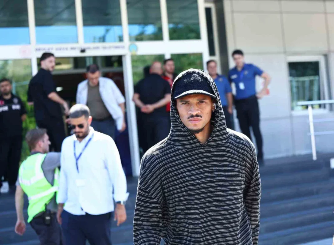 Galatasaray'ın yeni transferi Deniz Gül İstanbul'a geldi
