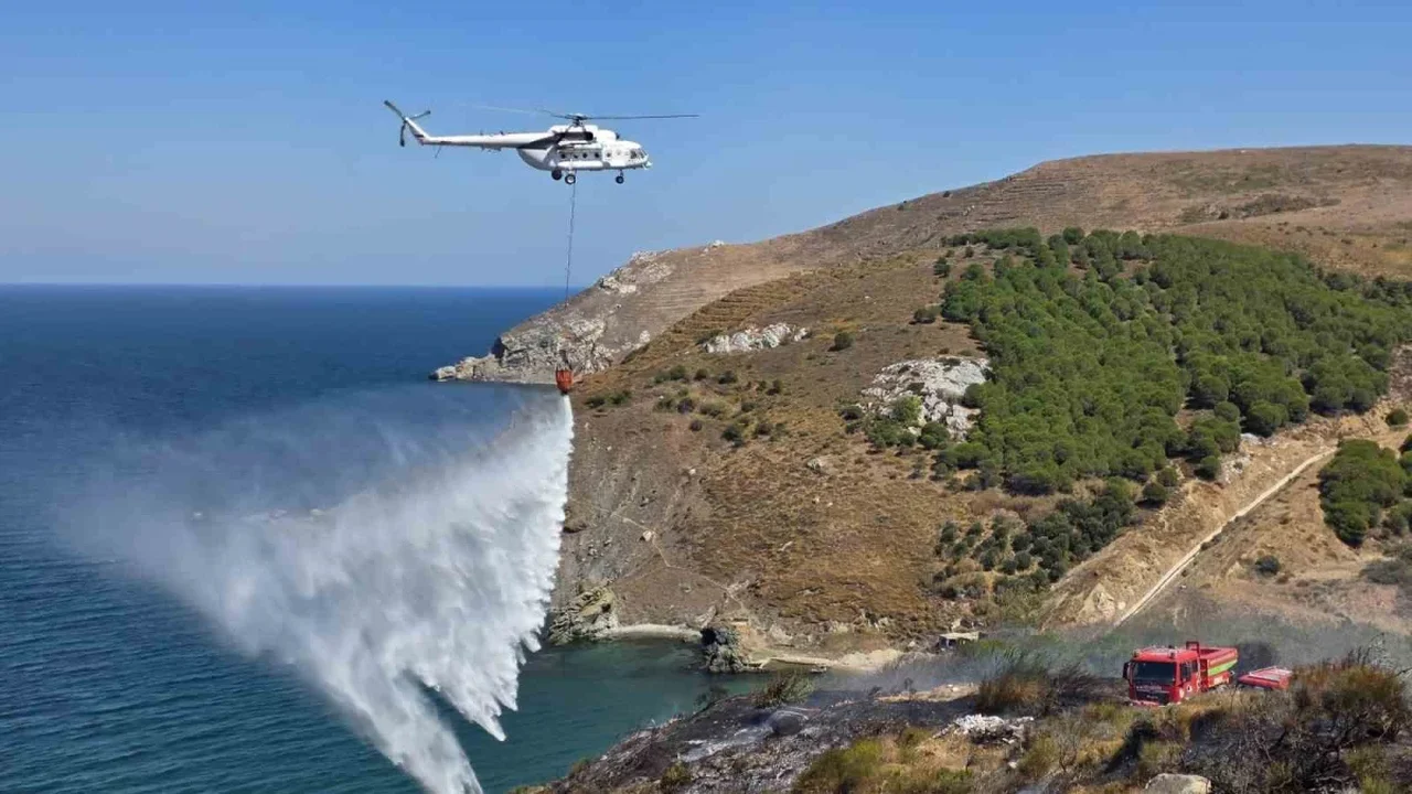 Bandırma'da rüzgarın büyüttüğü yangına helikopterle müdahale