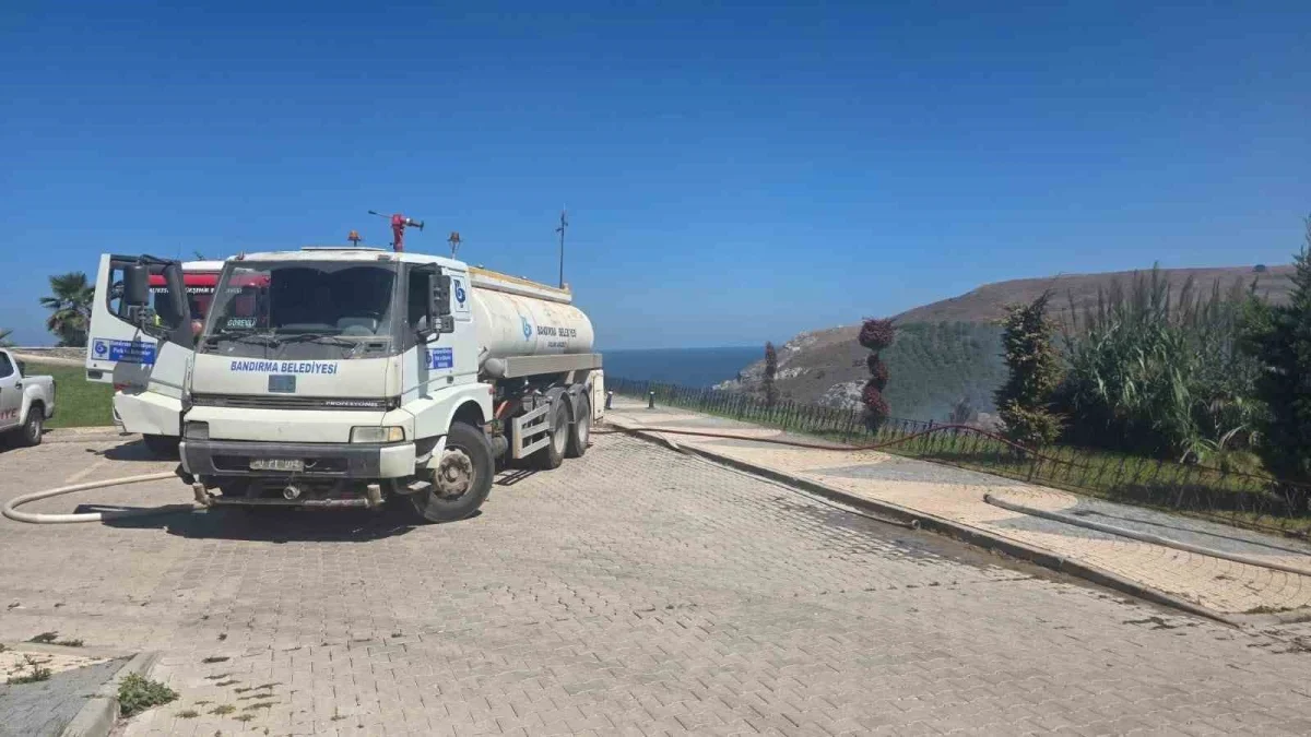 Bandırma'da rüzgarın büyüttüğü yangına helikopterle müdahale