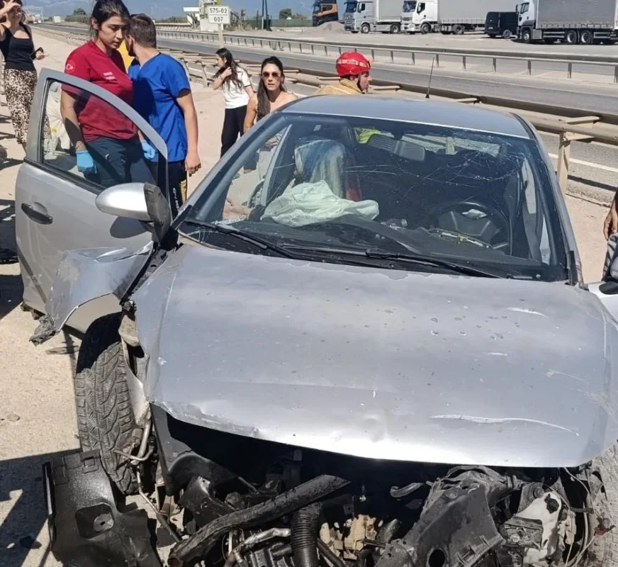 Orhangazi'de otomobil bariyerlere saplandı: 3 yaralı