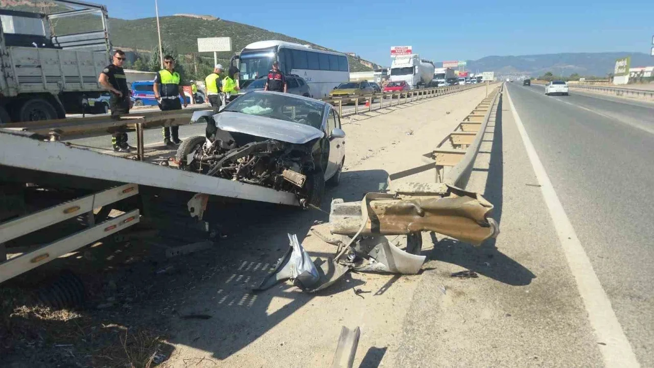 Orhangazi'de otomobil bariyerlere saplandı: 3 yaralı