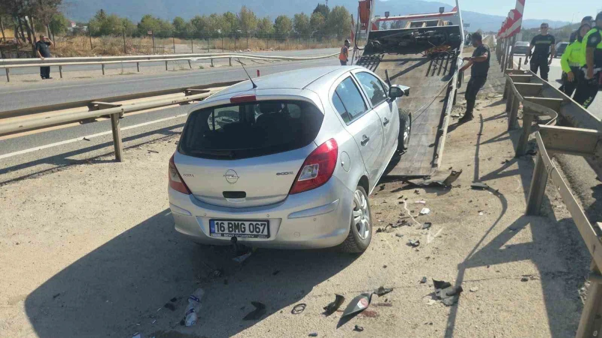 Orhangazi'de otomobil bariyerlere saplandı: 3 yaralı