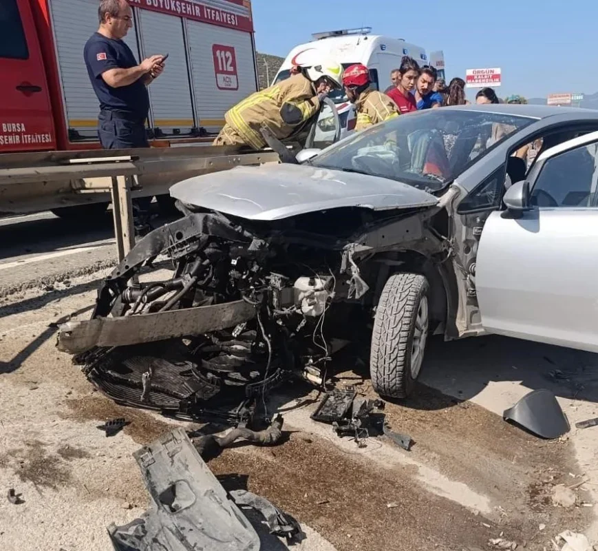 Orhangazi'de otomobil bariyerlere saplandı: 3 yaralı