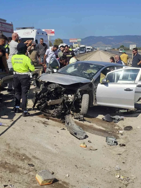 Orhangazi'de otomobil bariyerlere saplandı: 3 yaralı