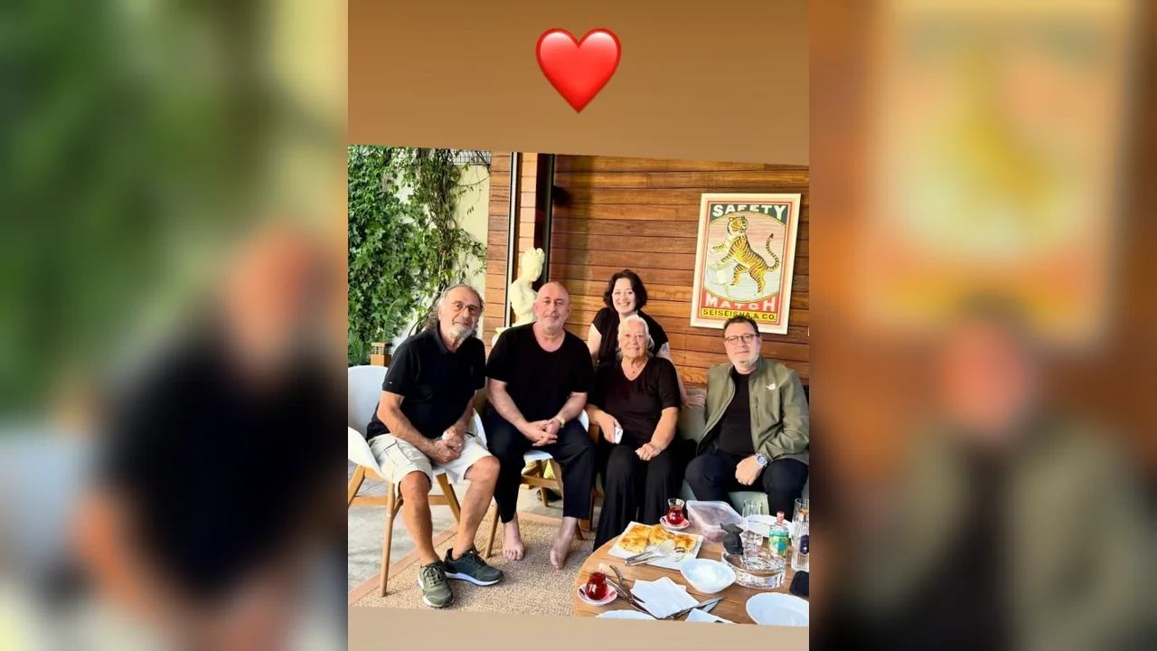 Cem Yılmaz taburcu oldu: Ailesiyle ilk fotoğrafını paylaştı