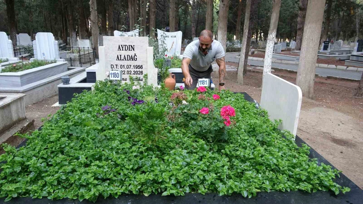 Çanakkale Şehir Mezarlığı'nda görevli Baran Aladağ'ın sincap dostluğu