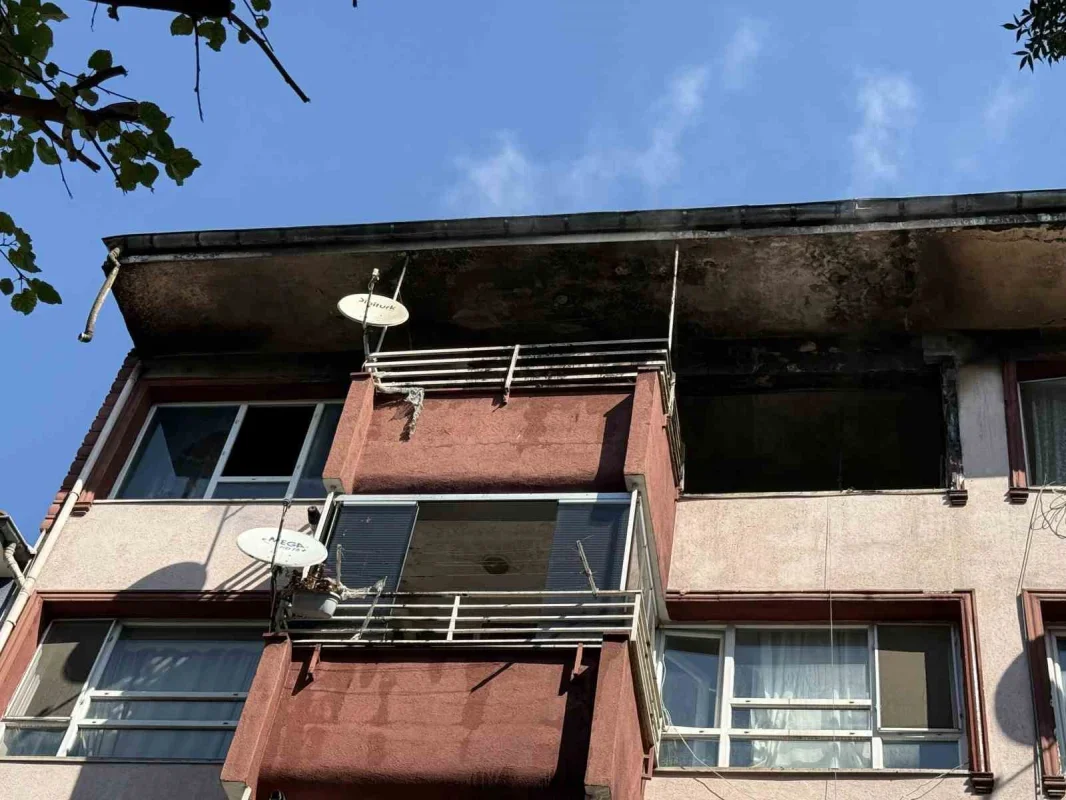 Adapazarı'nda 4 katlı binada yangın paniği yaşandı