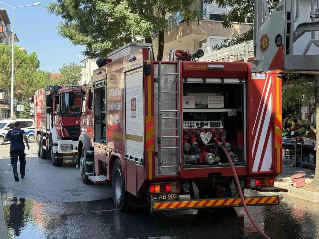 Adapazarı'nda 4 katlı binada yangın paniği yaşandı