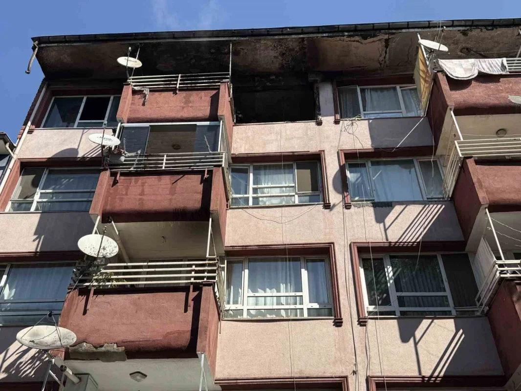 Adapazarı'nda 4 katlı binada yangın paniği yaşandı