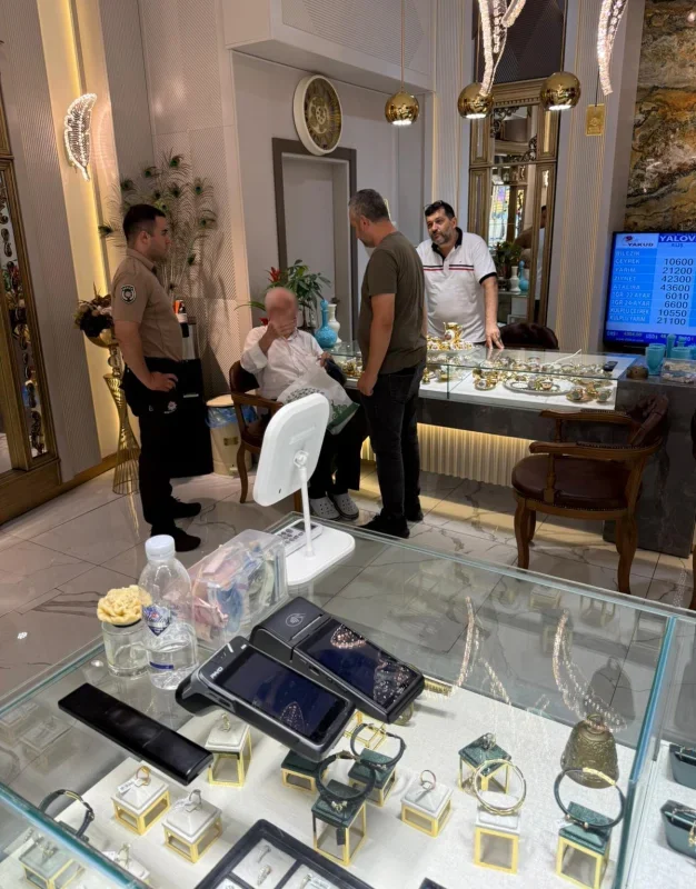 Yalova'da kuyumcunun dikkati 81 yaşındaki vatandaşı kurtardı