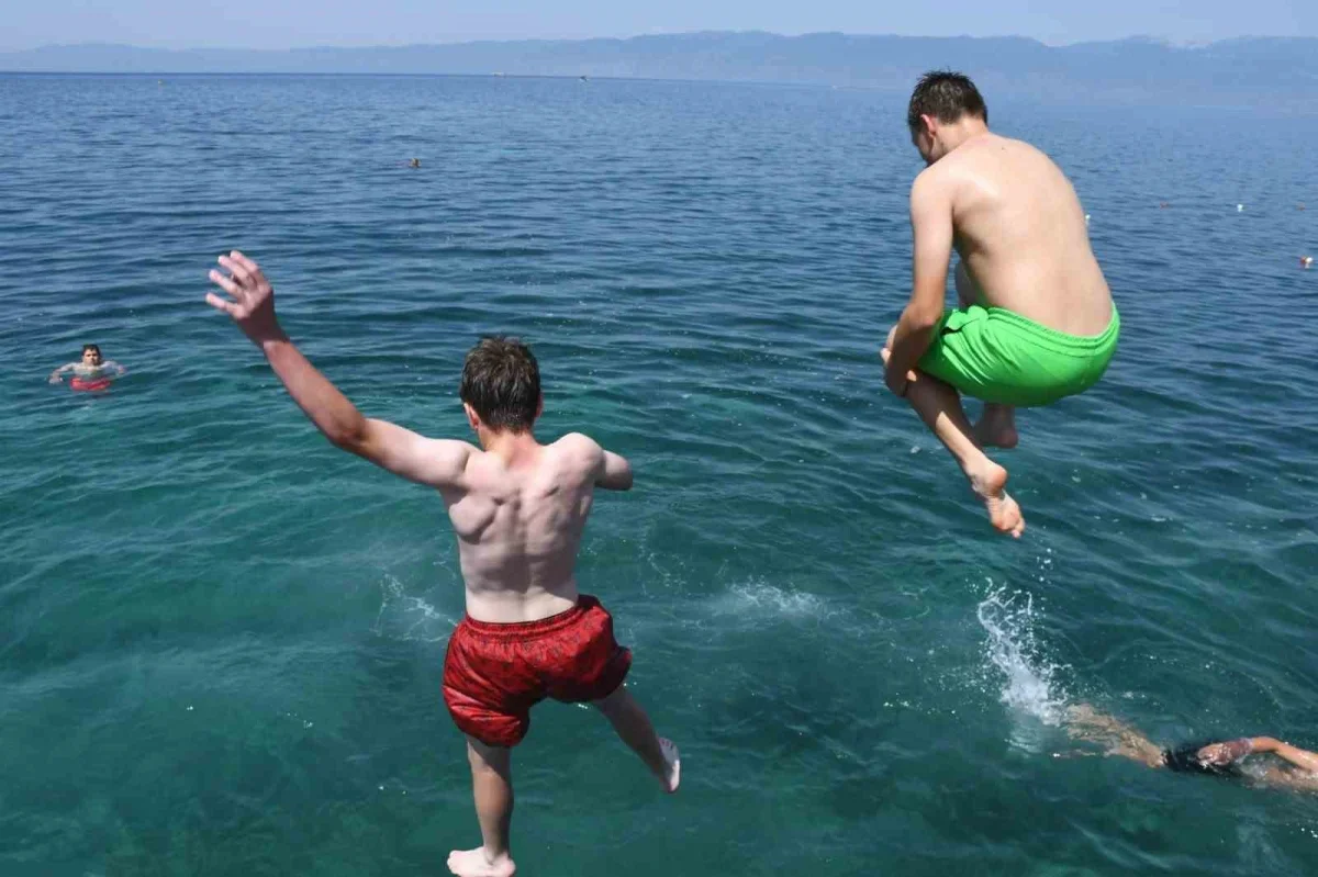 Dursunbeyli gençler Gömeç'te denizle buluştu