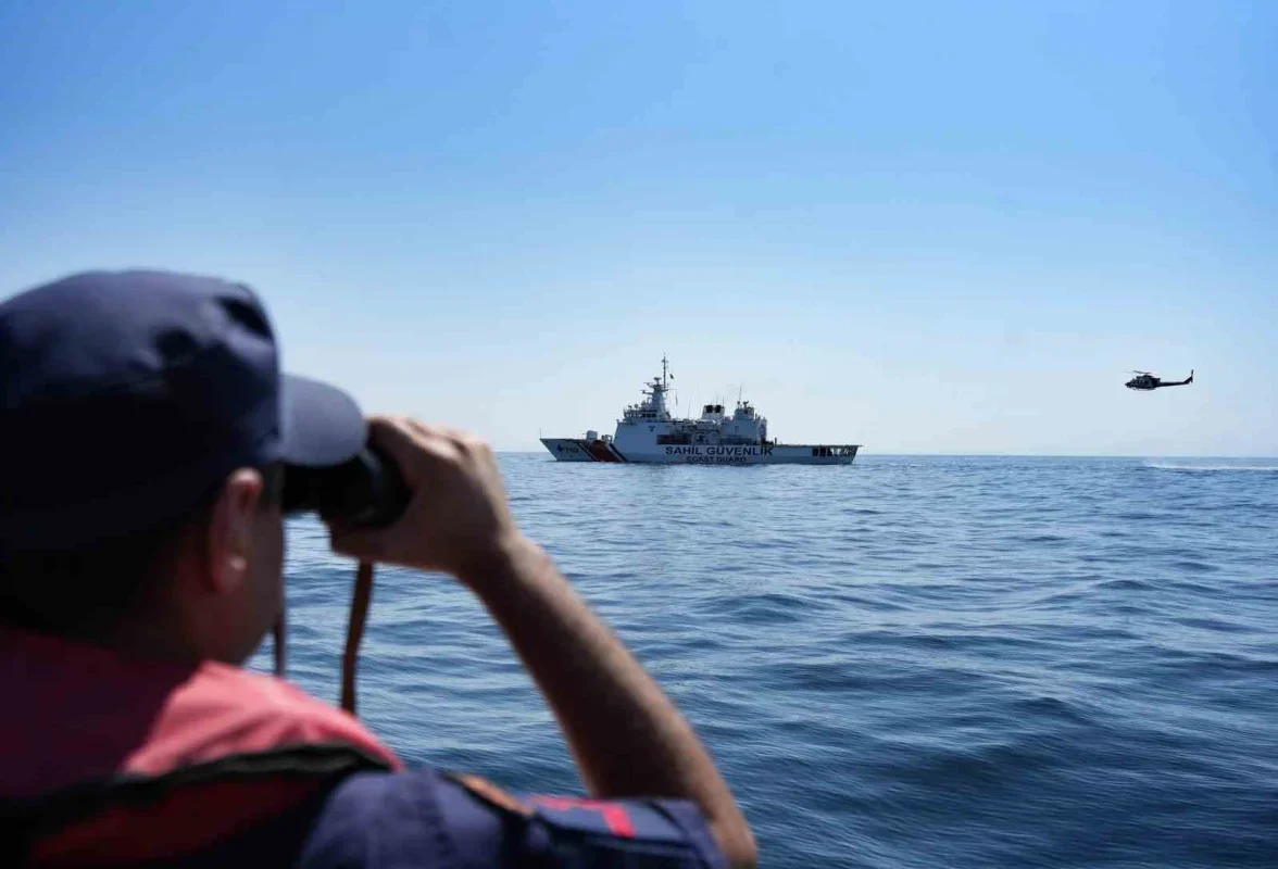 Silivri açıklarında batan gemi için helikopter destekli arama sürüyor