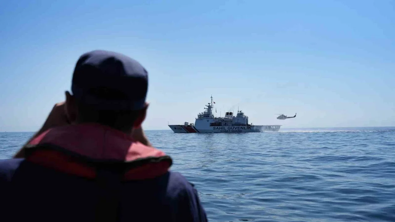 Silivri açıklarında batan gemi için helikopter destekli arama sürüyor