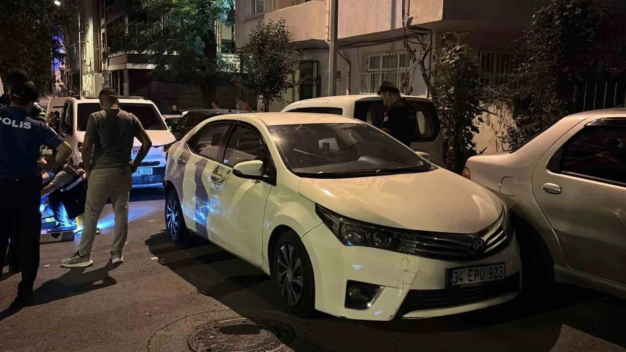 Bayrampaşa'da dur ihtarına uymayan otomobil kaza yaptı: 1 gözaltı