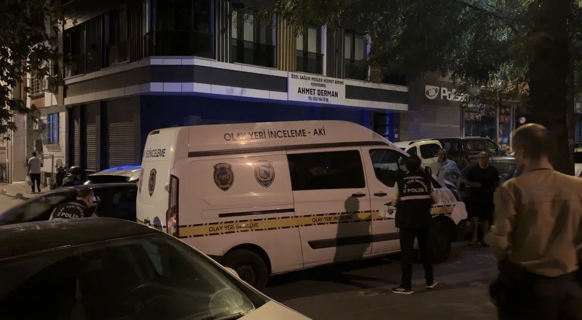 Bayrampaşa'da dur ihtarına uymayan otomobil kaza yaptı: 1 gözaltı