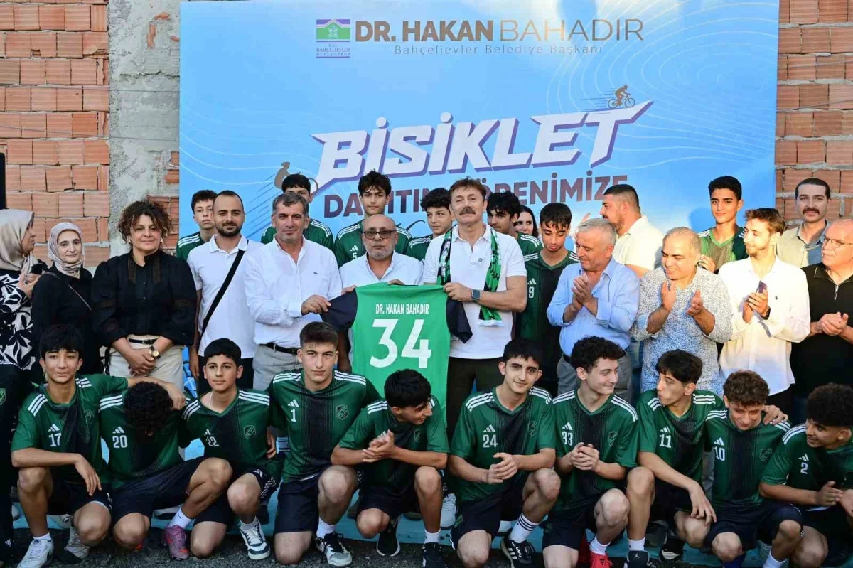 Bahçelievler'de 100 çocuğa bisiklet dağıtıldı