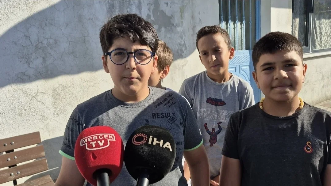 Sultangazi'de 5 çocuk limonata satarak hayallerine para biriktiriyor
